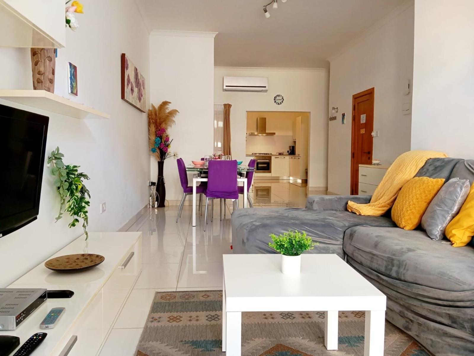 Modern Apartment In The Heart Of Sliema Steps From The Seafront Exterior foto